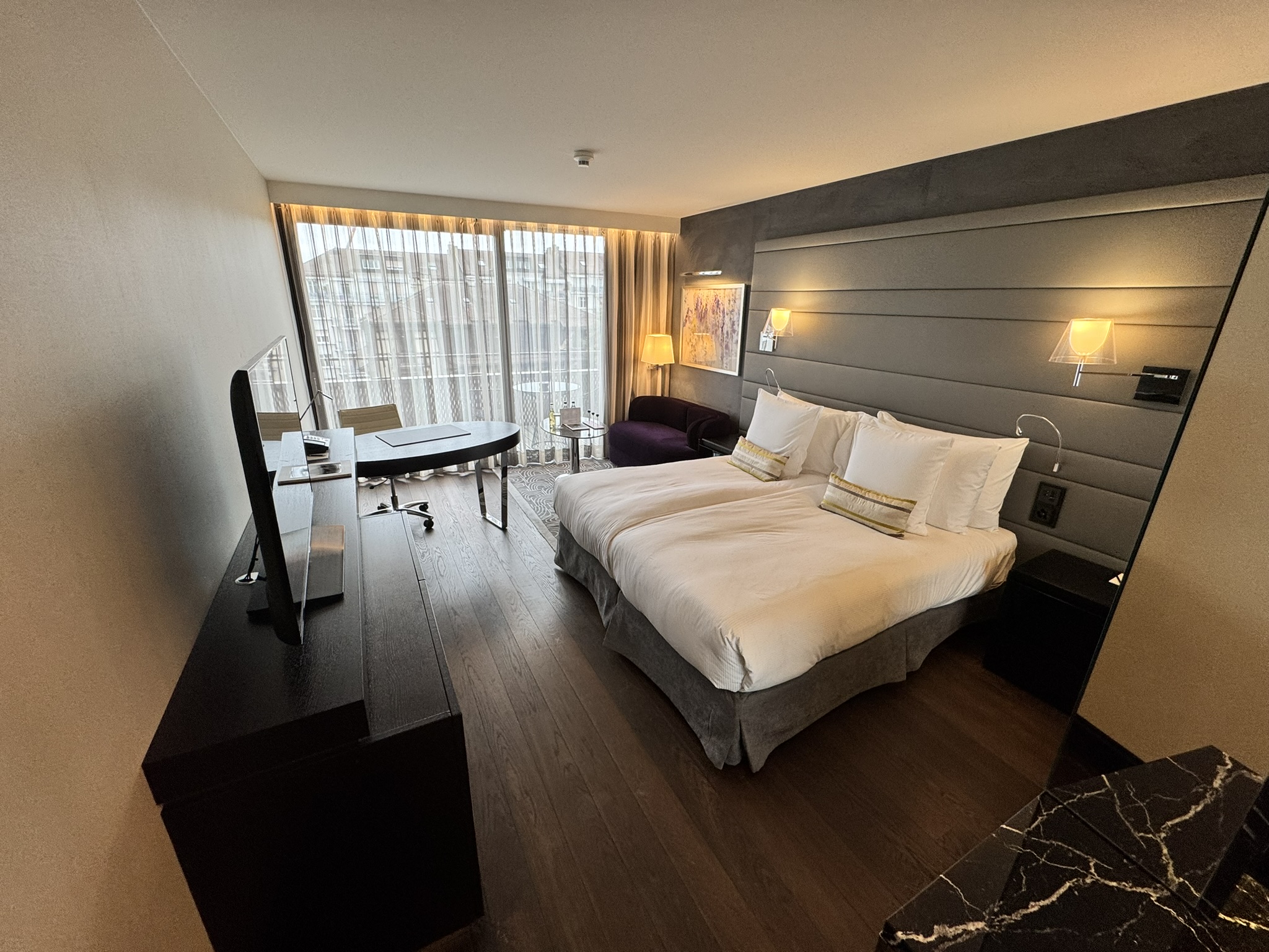 Geräumige Zimmer mit Balkon und seitlichem Seeblick