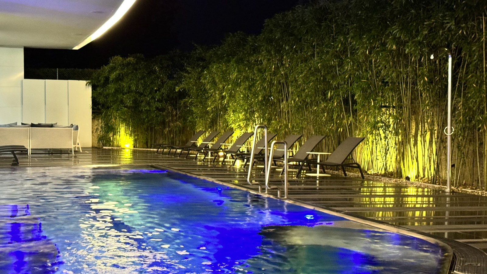 grosszügiger Wellnessbereich mit Innen- und Aussenpool