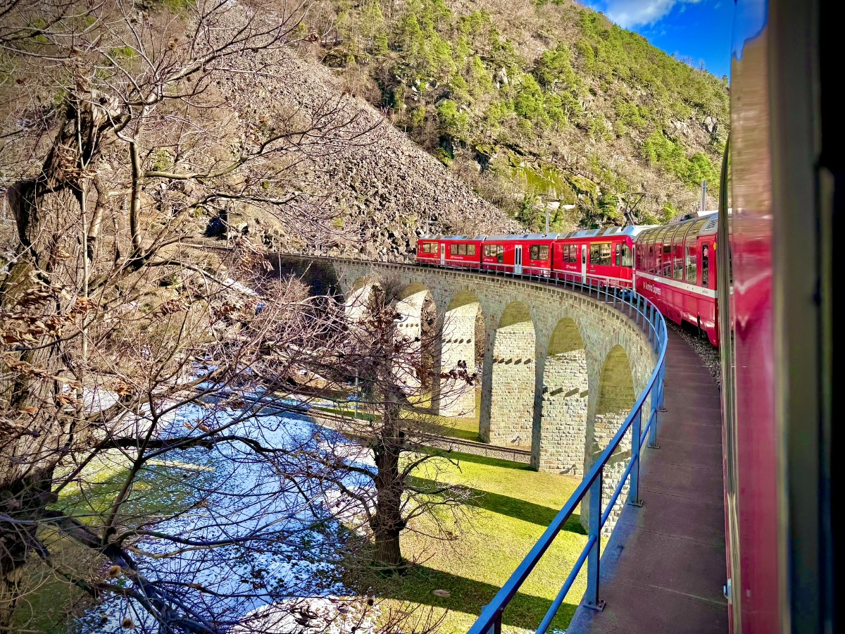 Der Bernina Express auf dem Kreisviadukt von Brusio