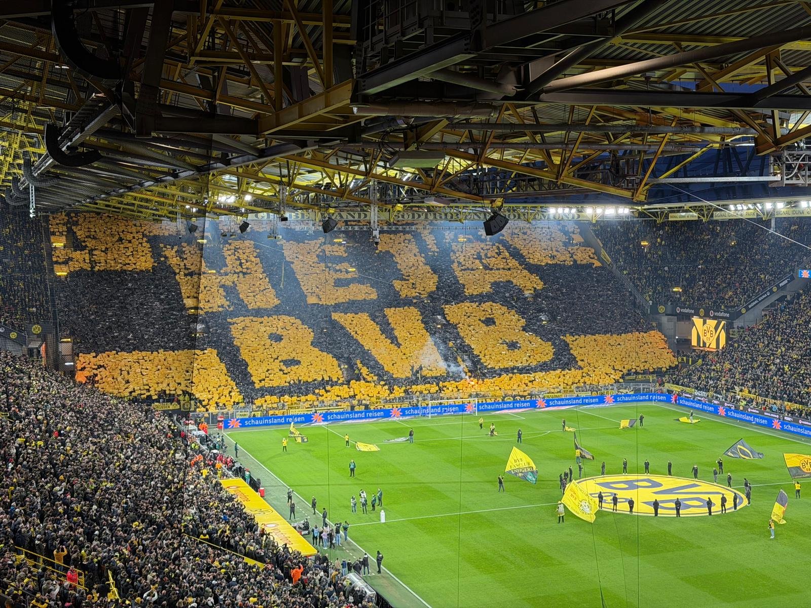 Die voll besetzte Südtribüne im Signal Iduna Park