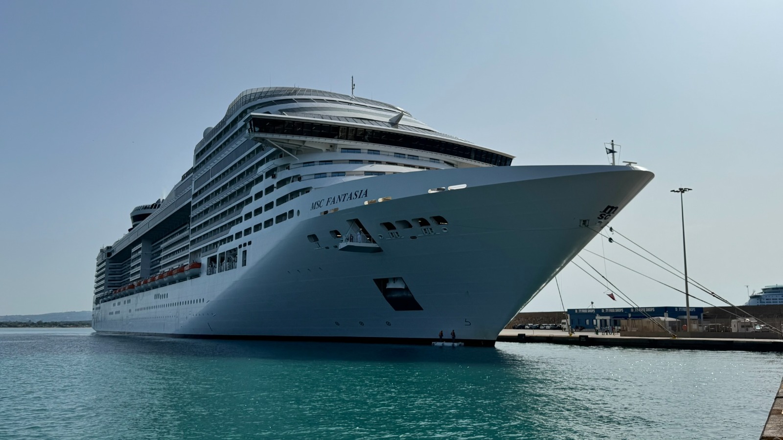 Die MSC Fantasia vor dem Einschiffen