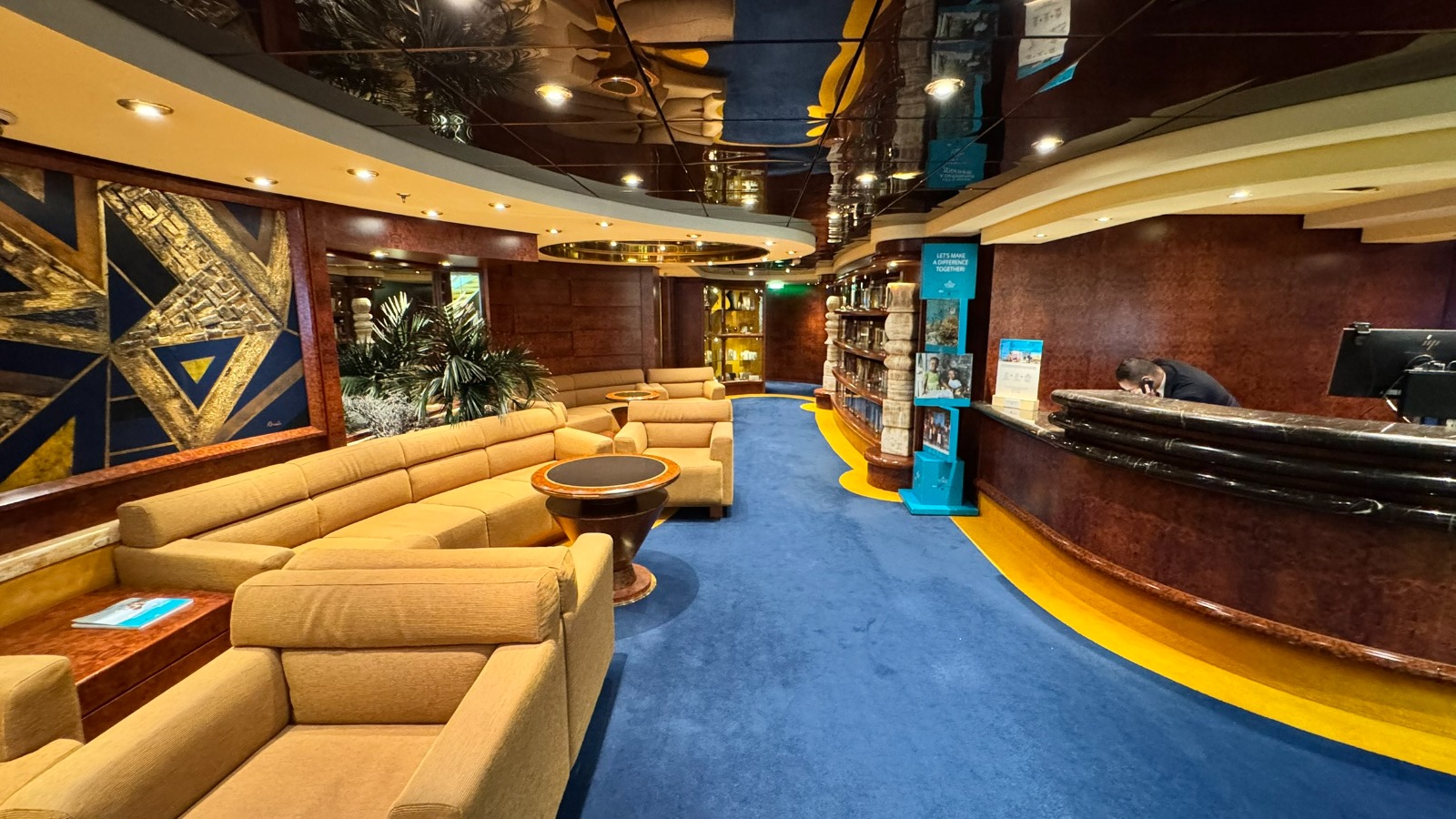 Wunderschön und exklusiv eingerichtet - der Yacht Club auf der MSC Fantasia