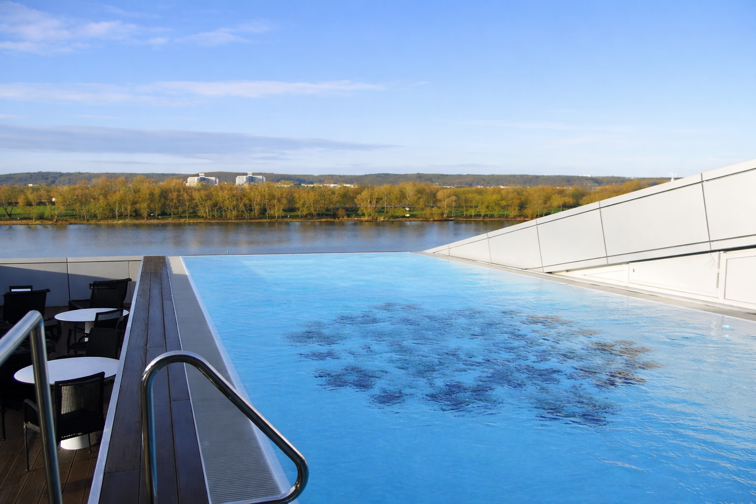 Infinity-Pool mit Flussblick