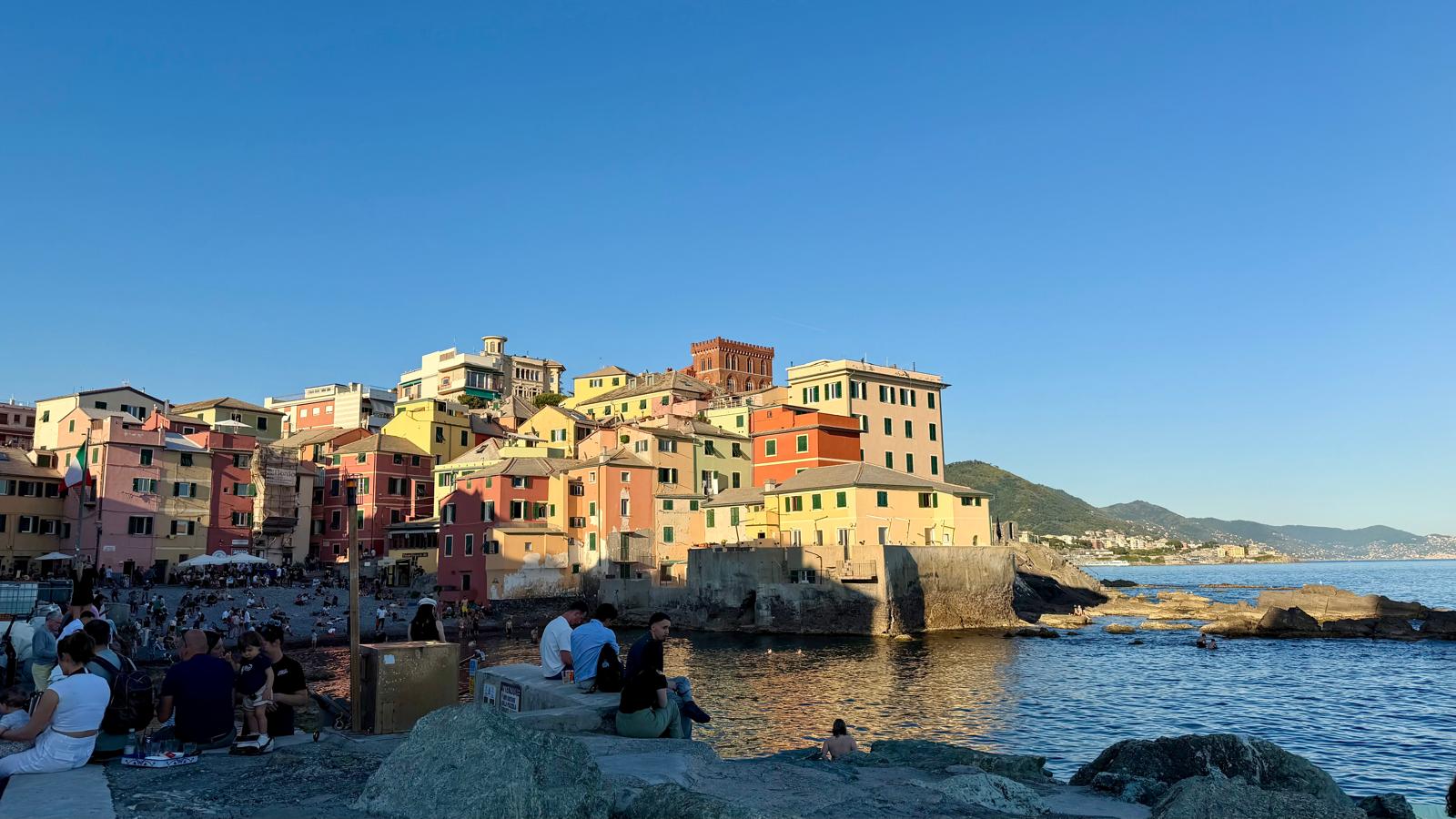Boccadasse im Sonnenschein am Abend