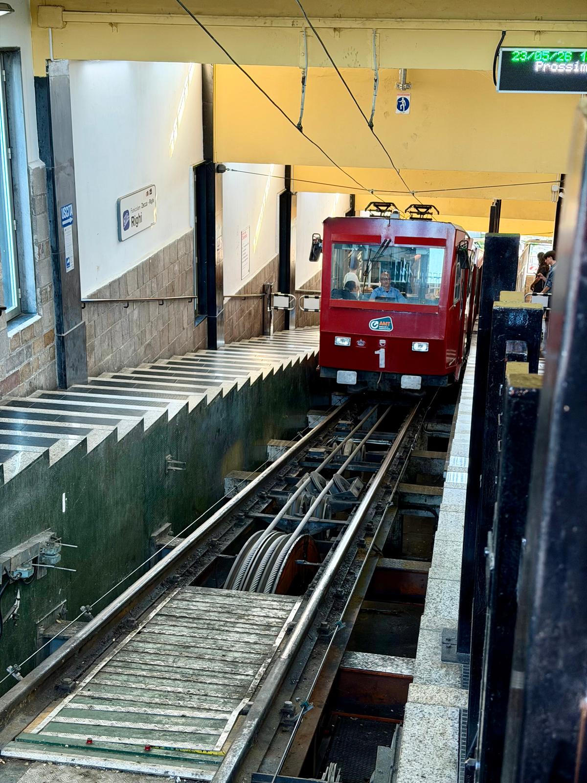 Die historische Standseilbahn Funicolare Zecca–Righi