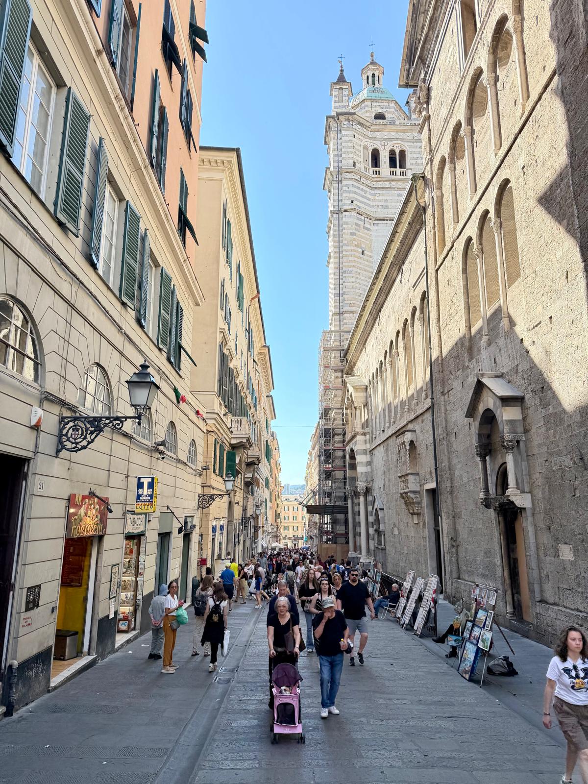 Die belebte Innenstadt in Genua