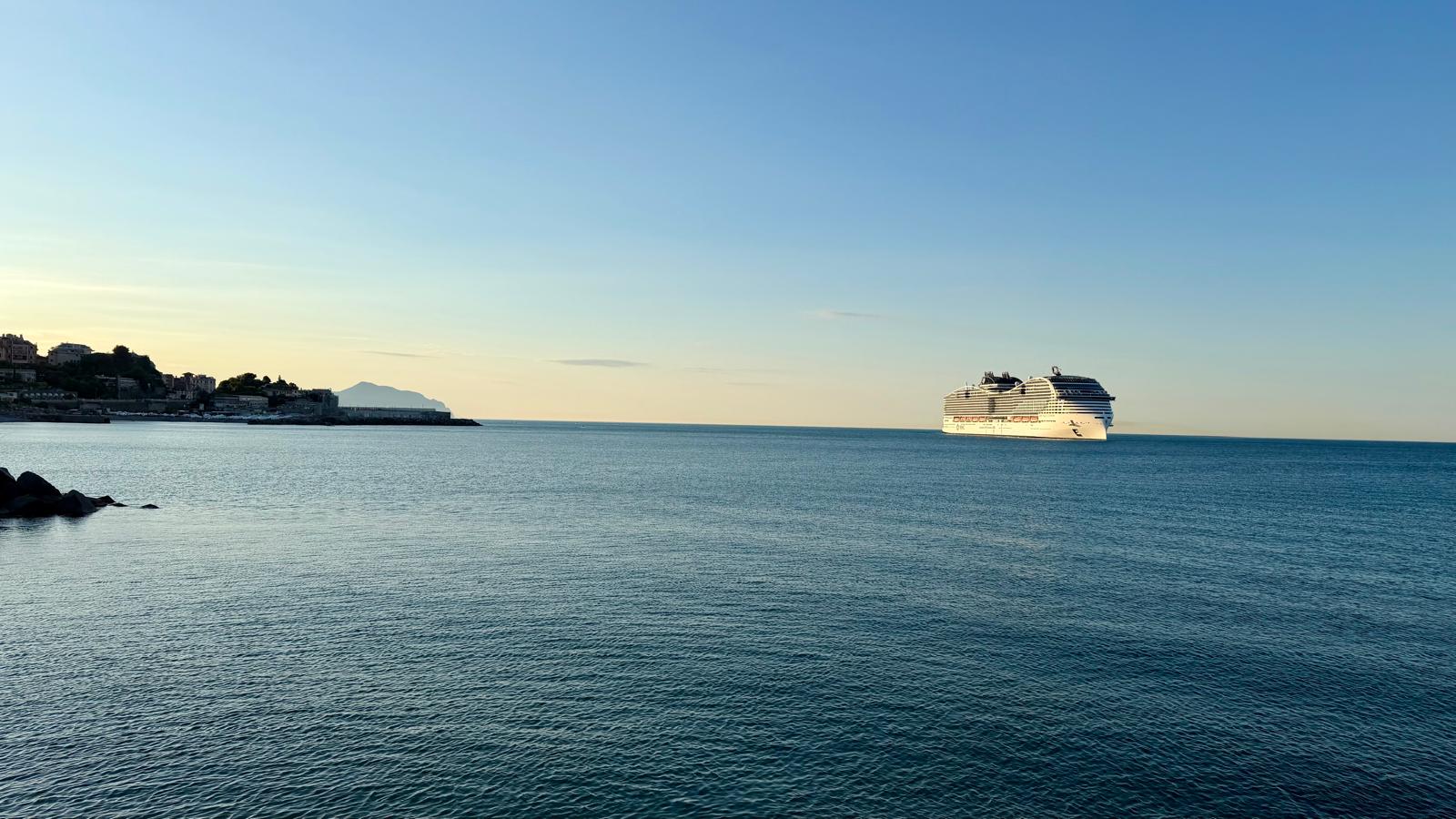 Die MSC World Europa bei der Einfahrt in den Hafen