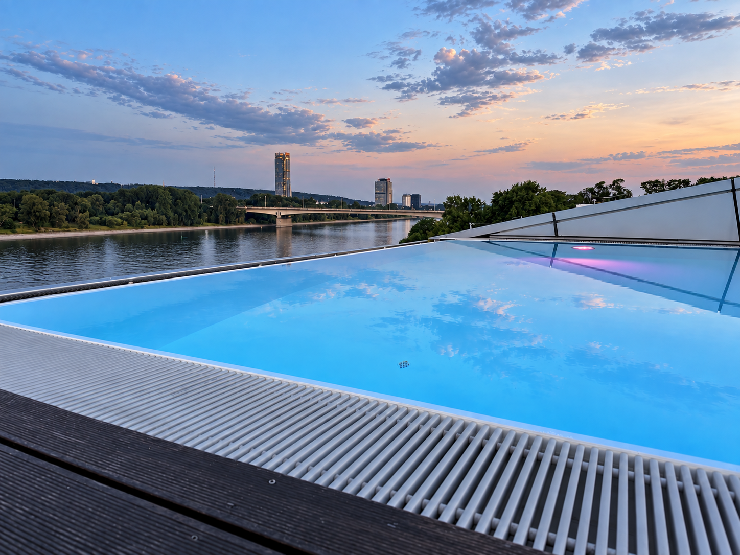 Infinity Pool mit Flussblick, am frühen Morgen nahezu für sich allein